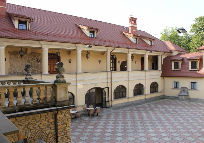 Zamek Tarnowice Stare.